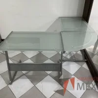 Lote 010 - Escritorio en escuadra con estructura metálica y cubiertas de vidrio con porta teclado - Imagen 4