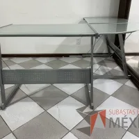 Lote 010 - Escritorio en escuadra con estructura metálica y cubiertas de vidrio con porta teclado - Imagen 6