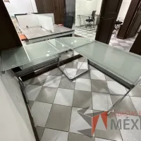 Lote 010 - Escritorio en escuadra con estructura metálica y cubiertas de vidrio con porta teclado - Imagen 7