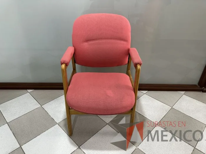 Lote 013 - Silla fija con descansabrazos, asiento y respaldo en tela color rojo