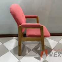 Lote 013 - Silla fija con descansabrazos, asiento y respaldo en tela color rojo - Imagen 3