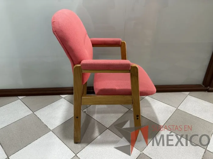 Lote 013 - Silla fija con descansabrazos, asiento y respaldo en tela color rojo - Imagen 3