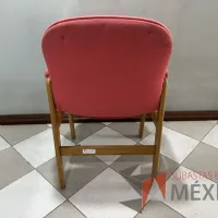 Lote 013 - Silla fija con descansabrazos, asiento y respaldo en tela color rojo - Imagen 4