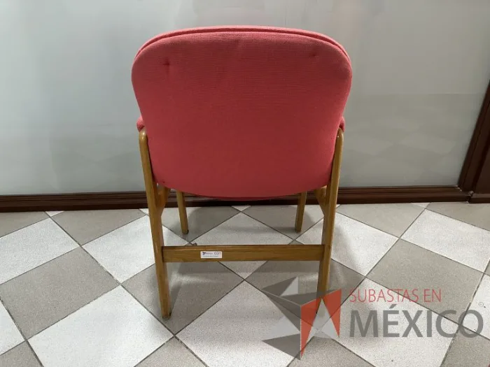 Lote 013 - Silla fija con descansabrazos, asiento y respaldo en tela color rojo - Imagen 4
