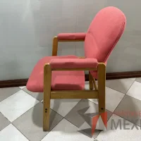 Lote 013 - Silla fija con descansabrazos, asiento y respaldo en tela color rojo - Imagen 5