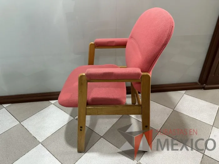 Lote 013 - Silla fija con descansabrazos, asiento y respaldo en tela color rojo - Imagen 5