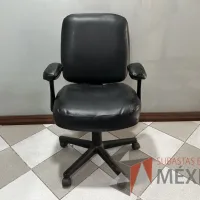 Lote 014 - Silla operativa con ruedas, descansabrazos, respaldo y asiento en vinipiel color negro