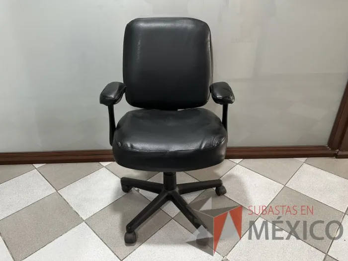 Lote 014 - Silla operativa con ruedas, descansabrazos, respaldo y asiento en vinipiel color negro