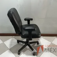 Lote 014 - Silla operativa con ruedas, descansabrazos, respaldo y asiento en vinipiel color negro - Imagen 3