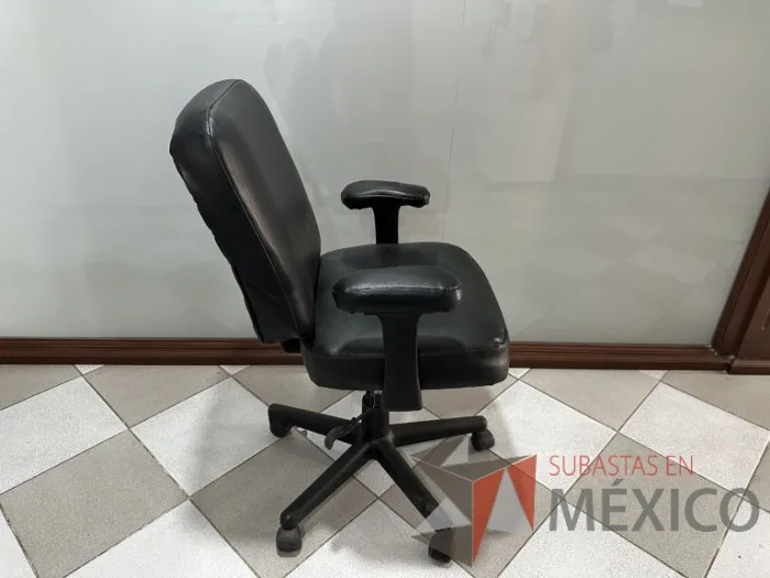 Lote 014 - Silla operativa con ruedas, descansabrazos, respaldo y asiento en vinipiel color negro - Imagen 3