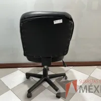 Lote 014 - Silla operativa con ruedas, descansabrazos, respaldo y asiento en vinipiel color negro - Imagen 4