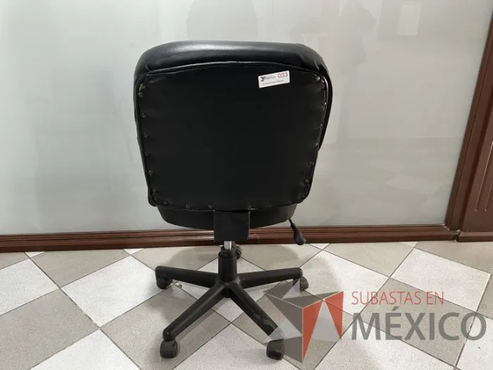 Lote 014 - Silla operativa con ruedas, descansabrazos, respaldo y asiento en vinipiel color negro - Imagen 4