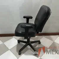 Lote 014 - Silla operativa con ruedas, descansabrazos, respaldo y asiento en vinipiel color negro - Imagen 5