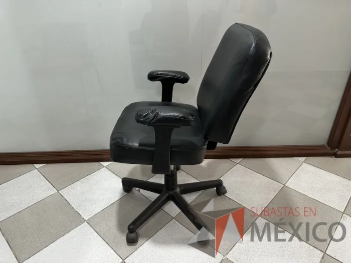 Lote 014 - Silla operativa con ruedas, descansabrazos, respaldo y asiento en vinipiel color negro - Imagen 5