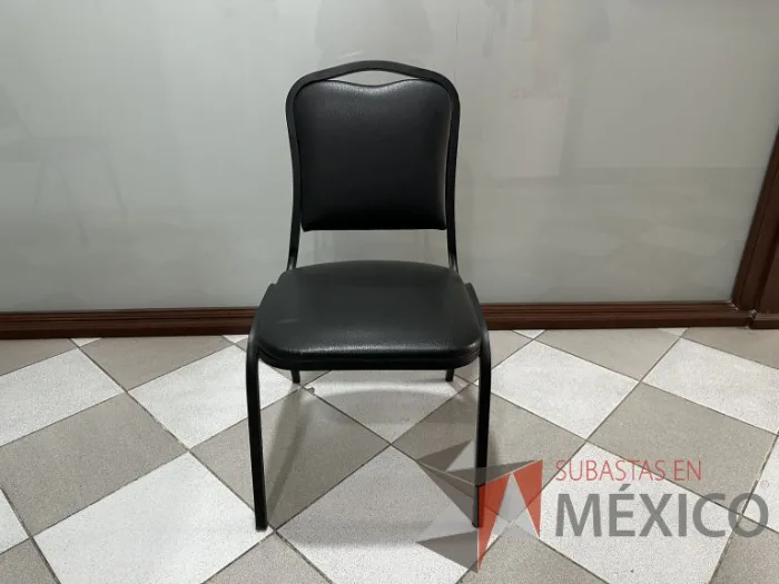 Lote 016 - Silla fija con asiento y respaldo color negro