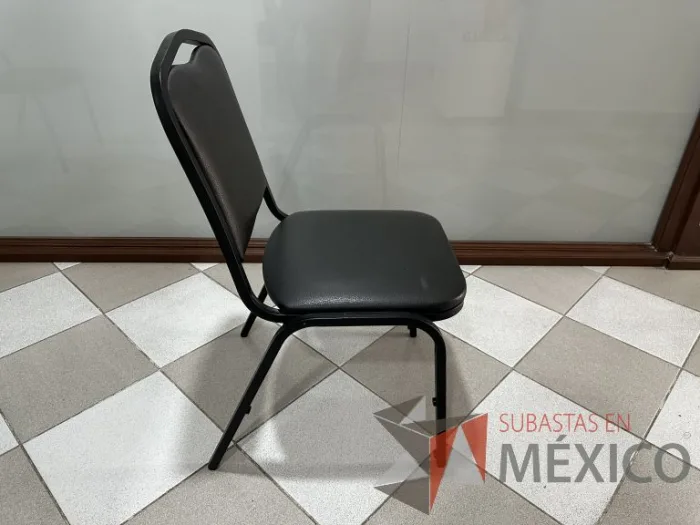 Lote 016 - Silla fija con asiento y respaldo color negro - Imagen 3