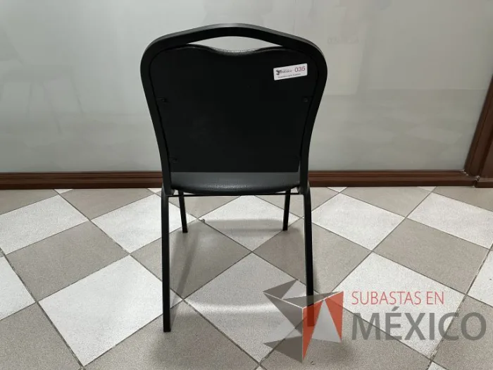 Lote 016 - Silla fija con asiento y respaldo color negro - Imagen 4
