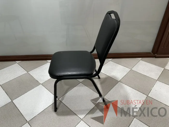 Lote 016 - Silla fija con asiento y respaldo color negro - Imagen 5