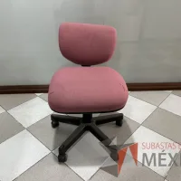 Lote 018 - Silla secretarial con ruedas, asiento y respaldo en tela color rojo