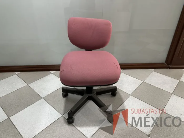 Lote 018 - Silla secretarial con ruedas, asiento y respaldo en tela color rojo