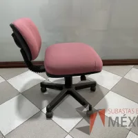 Lote 018 - Silla secretarial con ruedas, asiento y respaldo en tela color rojo - Imagen 3