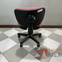 Lote 018 - Silla secretarial con ruedas, asiento y respaldo en tela color rojo - Imagen 4