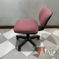 Lote 018 - Silla secretarial con ruedas, asiento y respaldo en tela color rojo - Imagen 5