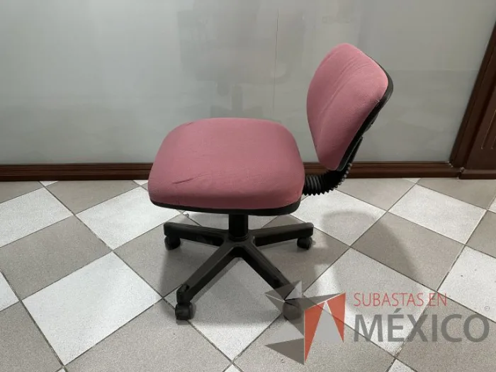 Lote 018 - Silla secretarial con ruedas, asiento y respaldo en tela color rojo - Imagen 5