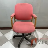 Lote 019 - Silla ejecutiva con ruedas, descansabrazos, asiento y respaldo en tela color rojo