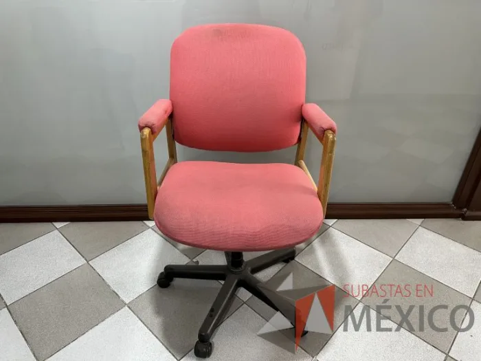 Lote 019 - Silla ejecutiva con ruedas, descansabrazos, asiento y respaldo en tela color rojo