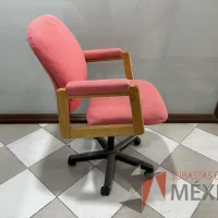 Lote 019 - Silla ejecutiva con ruedas, descansabrazos, asiento y respaldo en tela color rojo - Imagen 3