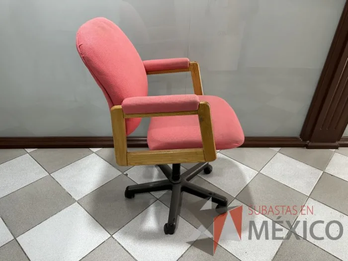 Lote 019 - Silla ejecutiva con ruedas, descansabrazos, asiento y respaldo en tela color rojo - Imagen 3