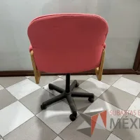 Lote 019 - Silla ejecutiva con ruedas, descansabrazos, asiento y respaldo en tela color rojo - Imagen 4