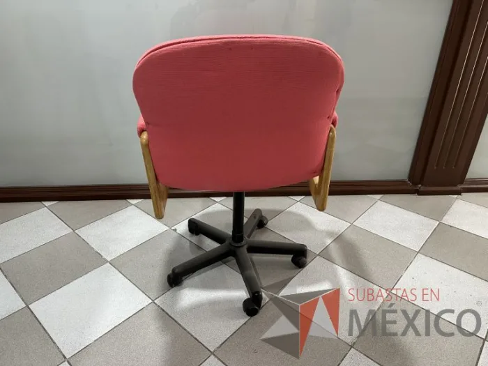 Lote 019 - Silla ejecutiva con ruedas, descansabrazos, asiento y respaldo en tela color rojo - Imagen 4