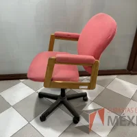 Lote 019 - Silla ejecutiva con ruedas, descansabrazos, asiento y respaldo en tela color rojo - Imagen 5