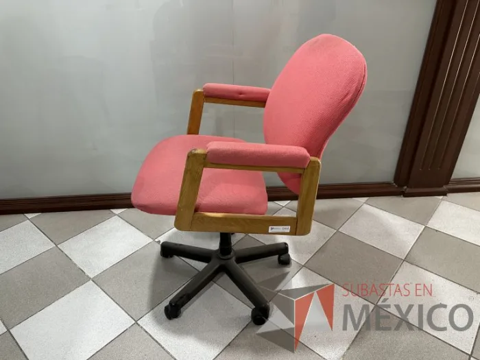 Lote 019 - Silla ejecutiva con ruedas, descansabrazos, asiento y respaldo en tela color rojo - Imagen 5