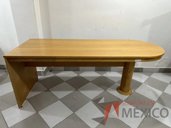 Lote 021 - Escritorio con terminación circular color madera