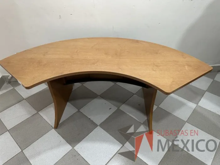 Lote 012 - Mesa semicircular color madera - Imagen 2