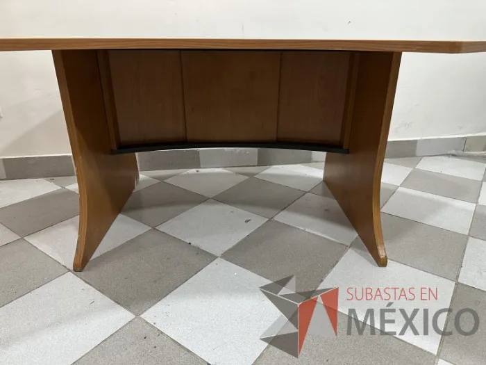 Lote 012 - Mesa semicircular color madera - Imagen 4