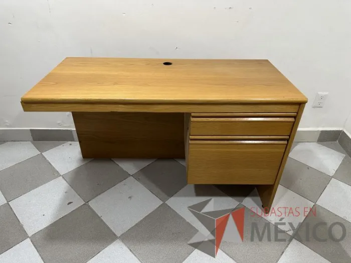 Lote 015 - Escritorio con archivero de 2 cajones con orificio para cables