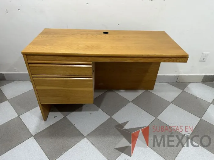 Lote 026 - Escritorio con archivero de 2 cajones con orificio para cables