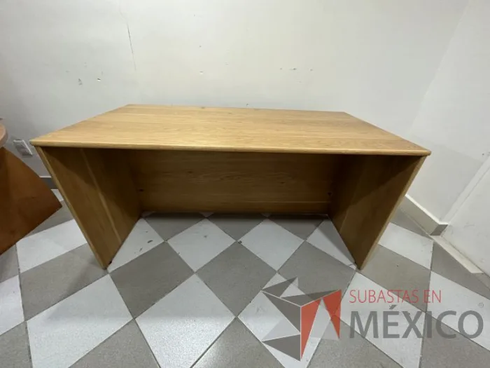 Lote 017 - Escritorio rectangular color madera