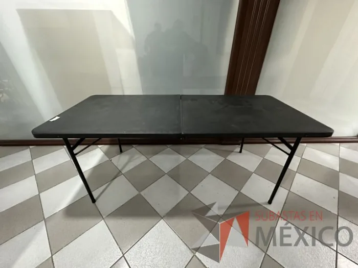 Lote 028 - Mesa plegable color negro