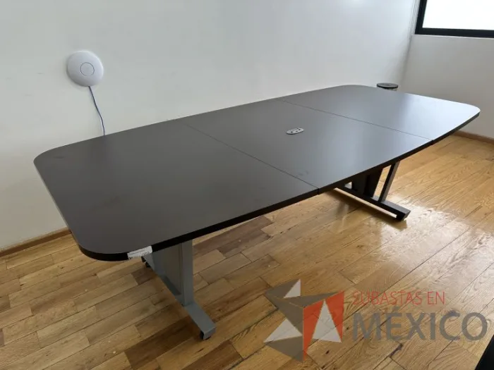 Lote 029 - Mesa de sala de juntas para 10 personas, con orificio para cable, divida en 3 partes la cubierta - Imagen 2