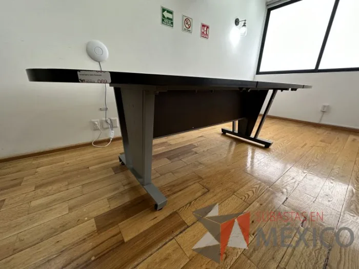 Lote 029 - Mesa de sala de juntas para 10 personas, con orificio para cable, divida en 3 partes la cubierta - Imagen 4