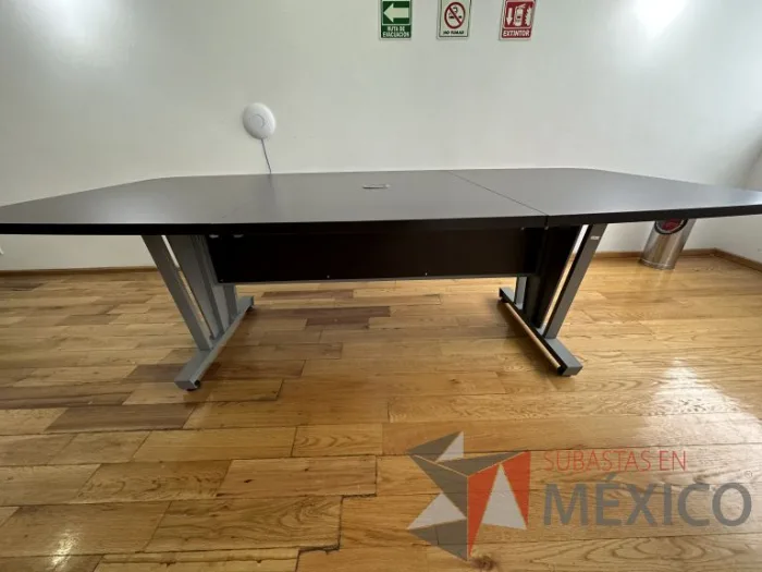 Lote 029 - Mesa de sala de juntas para 10 personas, con orificio para cable, divida en 3 partes la cubierta - Imagen 6