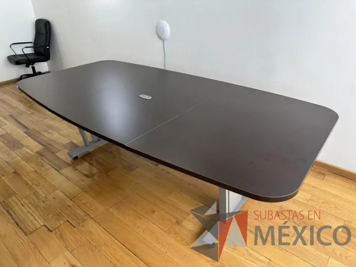 Lote 029 - Mesa de sala de juntas para 10 personas, con orificio para cable, divida en 3 partes la cubierta