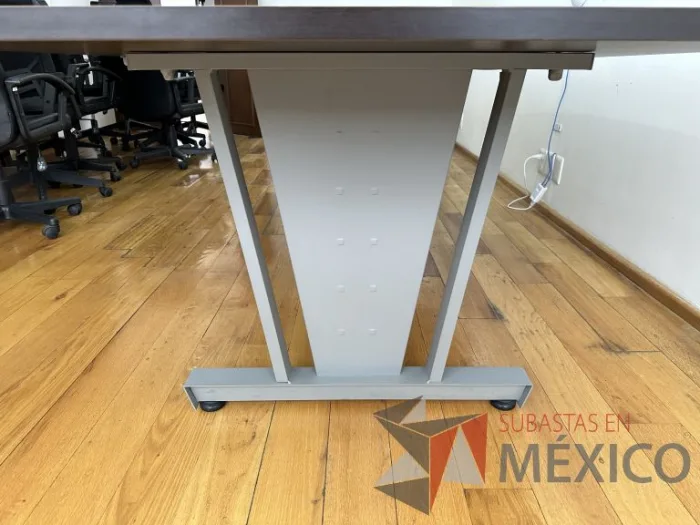 Lote 029 - Mesa de sala de juntas para 10 personas, con orificio para cable, divida en 3 partes la cubierta - Imagen 10