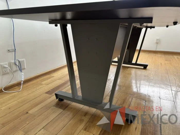 Lote 029 - Mesa de sala de juntas para 10 personas, con orificio para cable, divida en 3 partes la cubierta - Imagen 13
