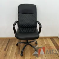 Lote 031 - Silla operativa con ruedas, descansabrazos, asiento y respaldo color negro